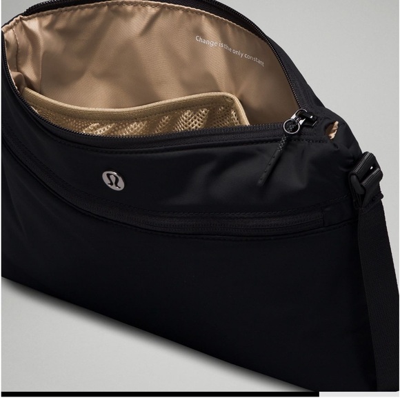 Lululemon parent crossbody with changing mat - Picture 3 of 6